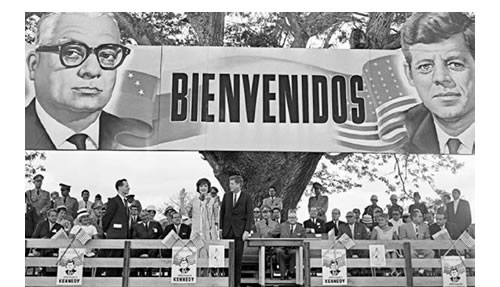 El presidente John F Kennedy junto a la primera dama Jackie Kennedy, en La Morita, Barinas, durante la primera visita oficial de un presidente de los Estados Unidos a Venezuela.